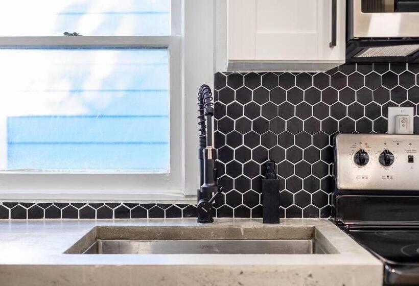 Moderntropic 2bd/1ba Near Beach W/ Fence Yard/deck