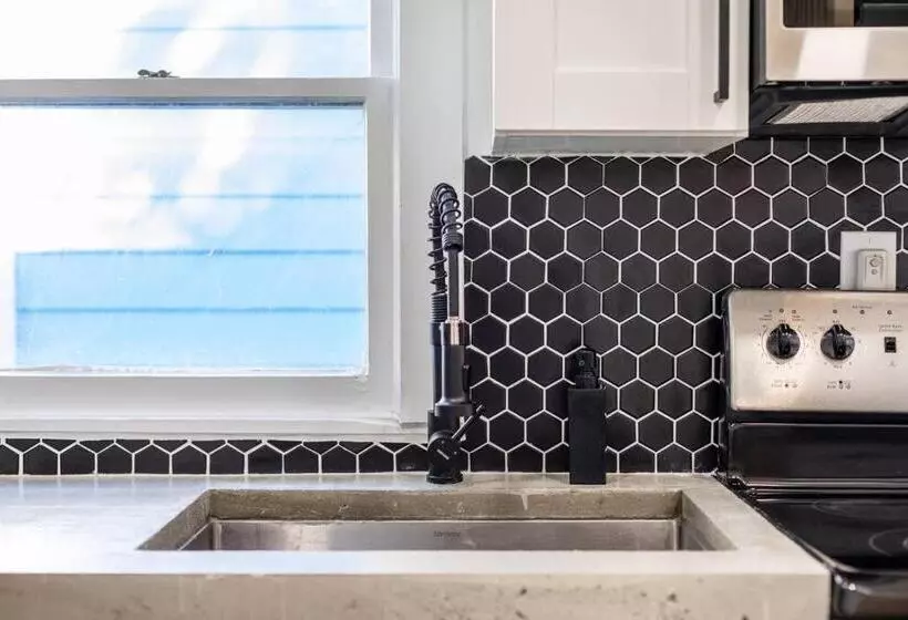 Moderntropic 2bd/1ba Near Beach W/ Fence Yard/deck