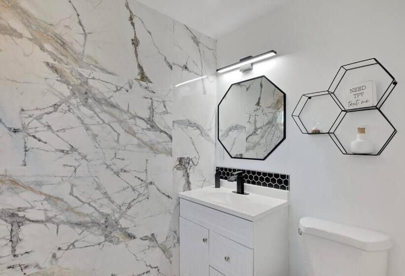 Moderntropic 2bd/1ba Near Beach W/ Fence Yard/deck