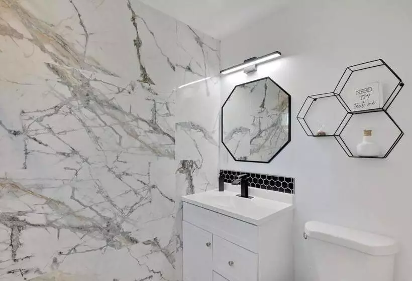 Moderntropic 2bd/1ba Near Beach W/ Fence Yard/deck