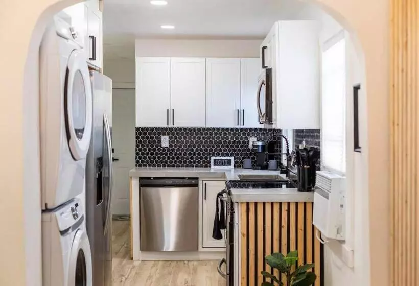 Moderntropic 2bd/1ba Near Beach W/ Fence Yard/deck