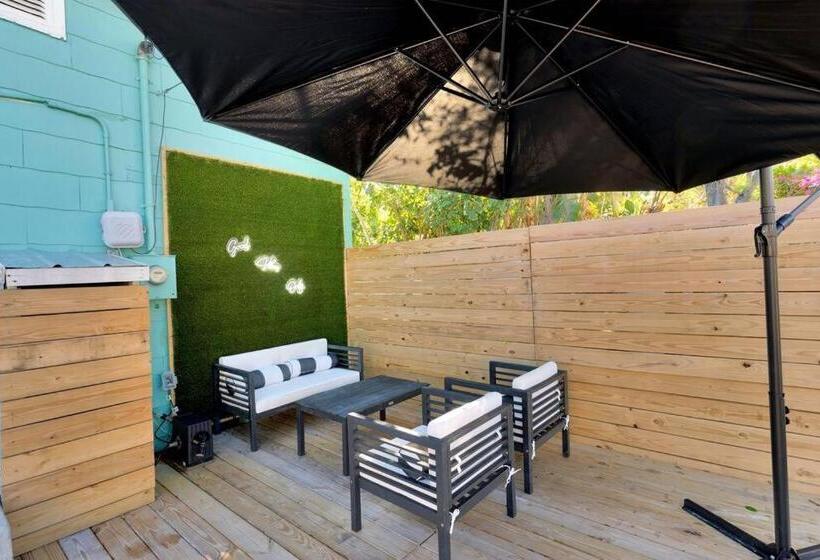 Moderntropic 2bd/1ba Near Beach W/ Fence Yard/deck