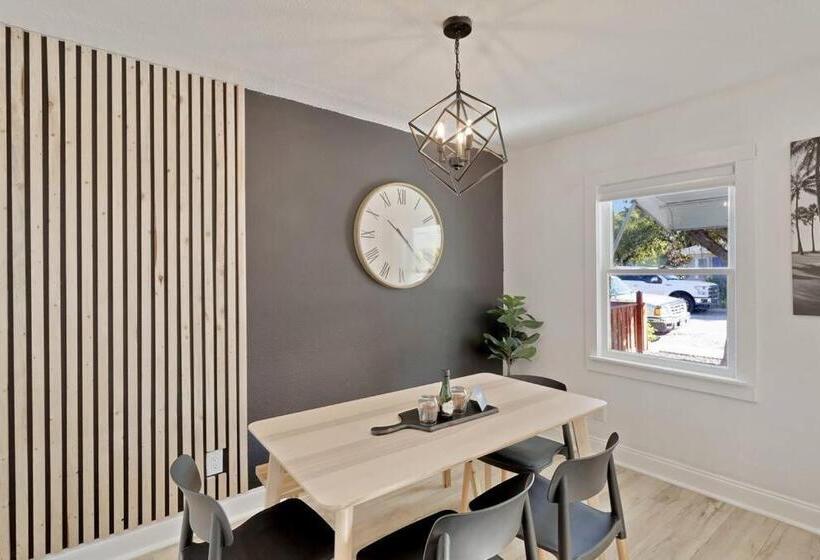 Moderntropic 2bd/1ba Near Beach W/ Fence Yard/deck