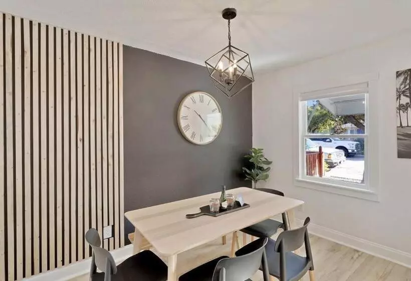 Moderntropic 2bd/1ba Near Beach W/ Fence Yard/deck