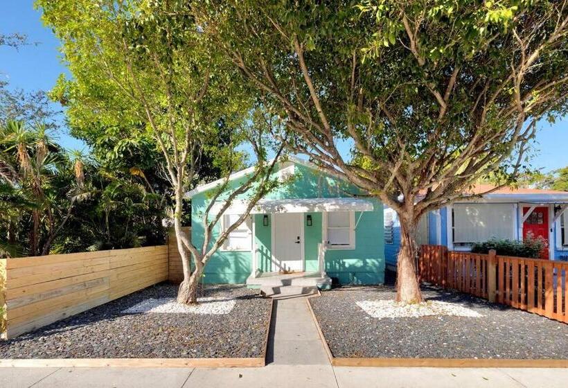 Moderntropic 2bd/1ba Near Beach W/ Fence Yard/deck