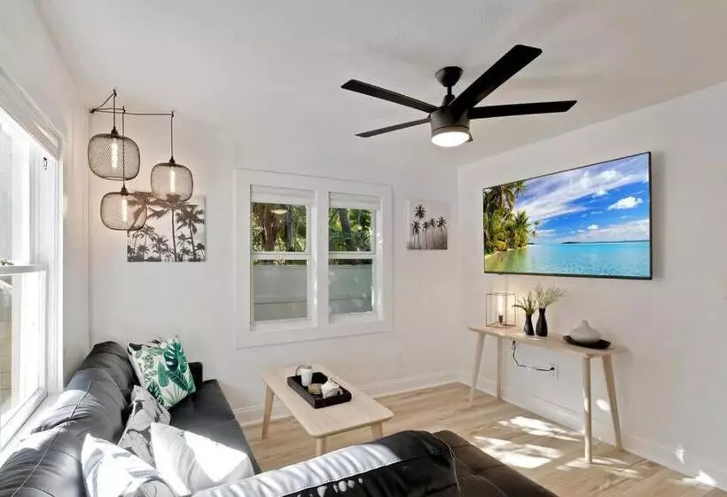 Moderntropic 2bd/1ba Near Beach W/ Fence Yard/deck