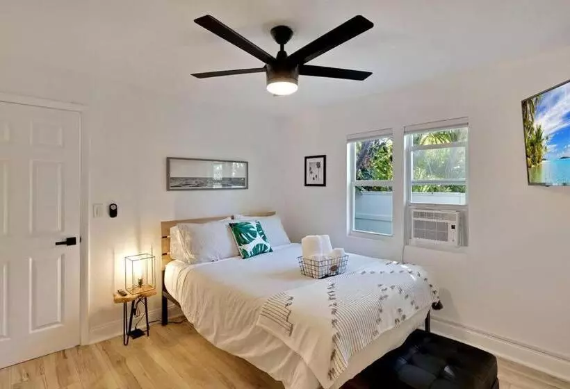 Moderntropic 2bd/1ba Near Beach W/ Fence Yard/deck