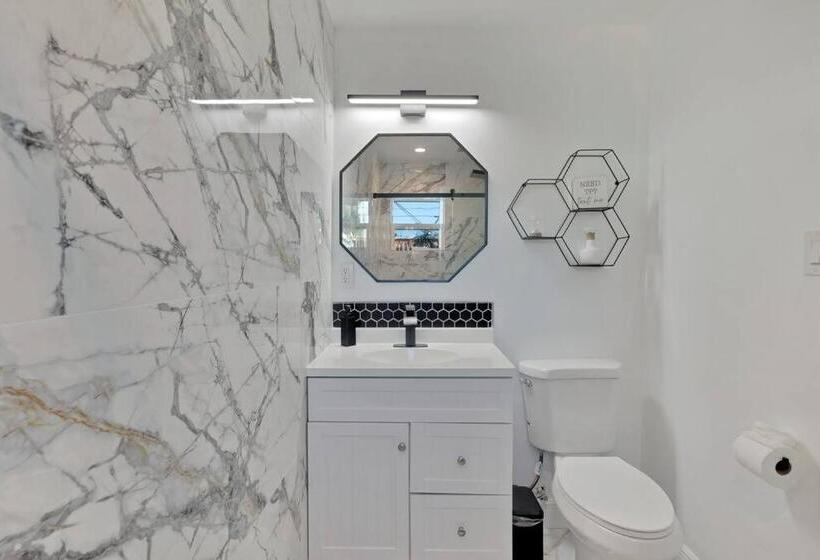 Moderntropic 2bd/1ba Near Beach W/ Fence Yard/deck