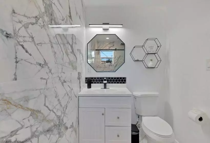 Moderntropic 2bd/1ba Near Beach W/ Fence Yard/deck