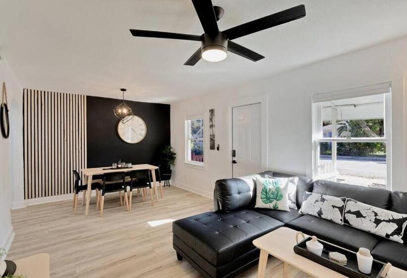 Moderntropic 2bd/1ba Near Beach W/ Fence Yard/deck