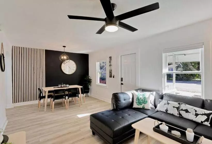 Moderntropic 2bd/1ba Near Beach W/ Fence Yard/deck