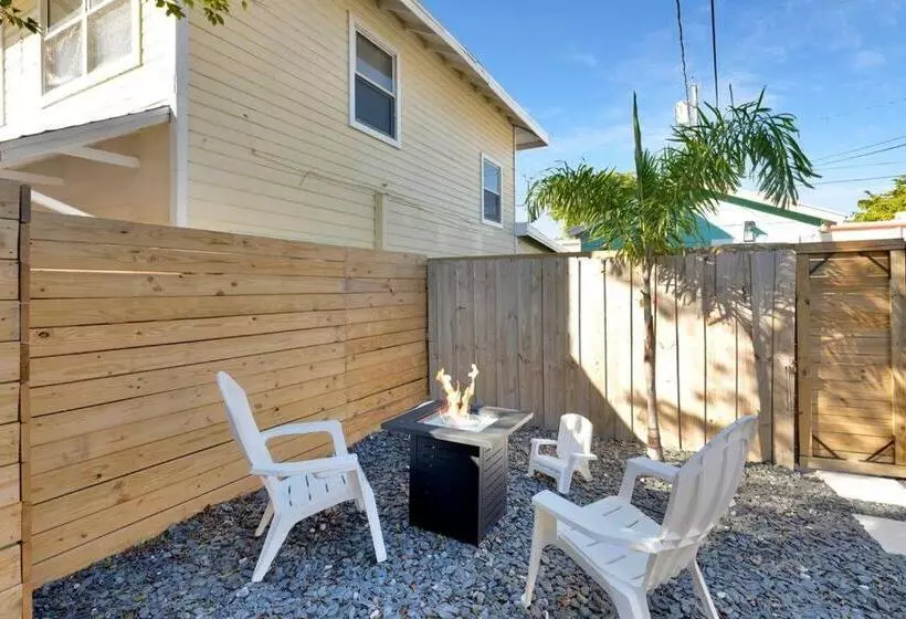 Moderntropic 2bd/1ba Near Beach W/ Fence Yard/deck