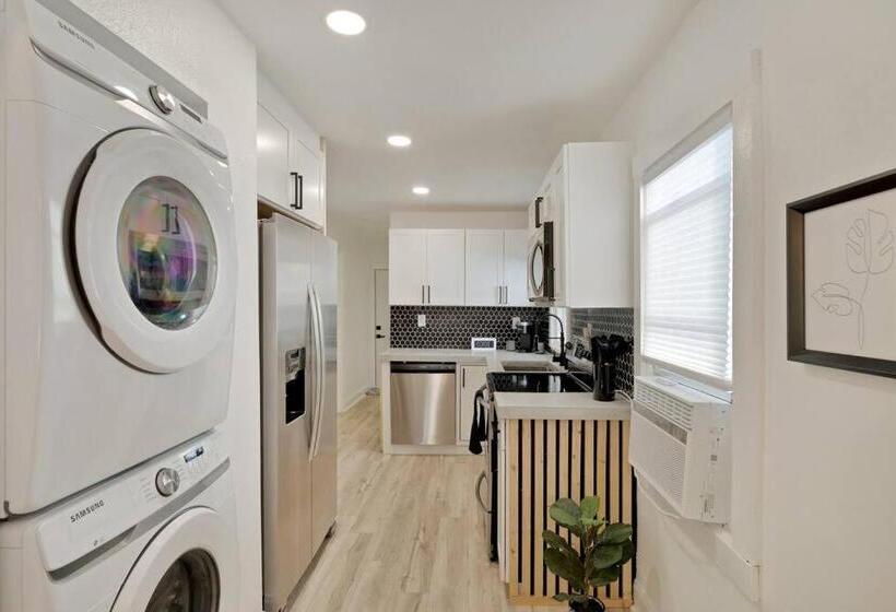 Moderntropic 2bd/1ba Near Beach W/ Fence Yard/deck