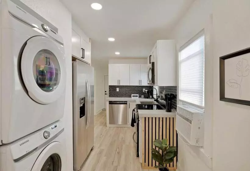 Moderntropic 2bd/1ba Near Beach W/ Fence Yard/deck