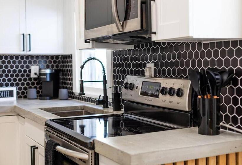 Moderntropic 2bd/1ba Near Beach W/ Fence Yard/deck