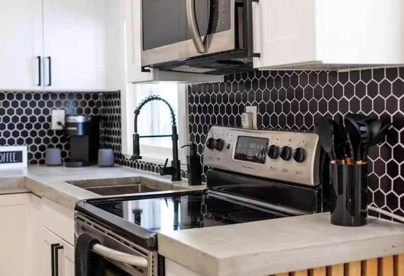 Moderntropic 2bd/1ba Near Beach W/ Fence Yard/deck