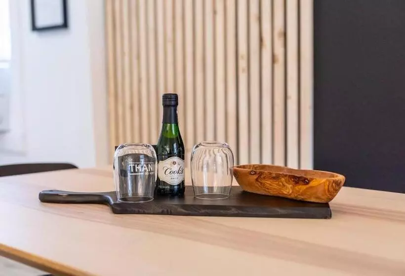 Moderntropic 2bd/1ba Near Beach W/ Fence Yard/deck