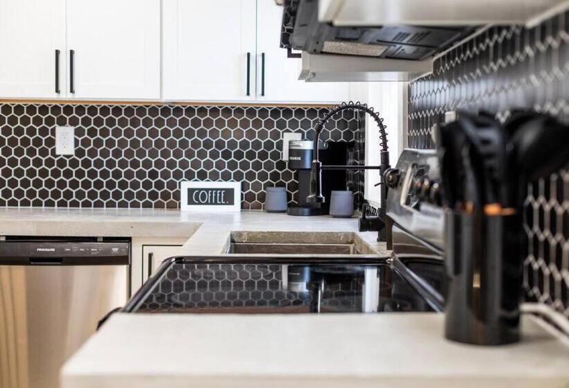 Moderntropic 2bd/1ba Near Beach W/ Fence Yard/deck