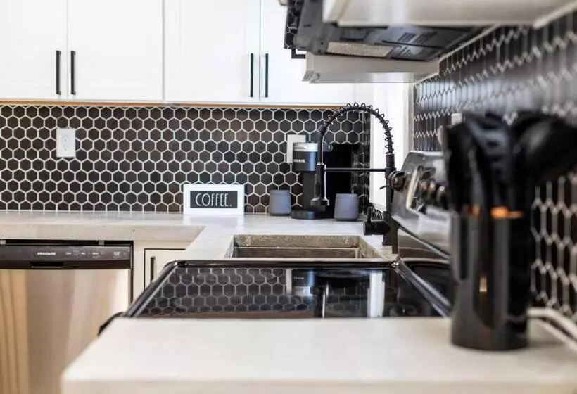 Moderntropic 2bd/1ba Near Beach W/ Fence Yard/deck