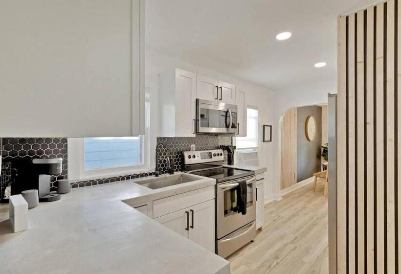 Moderntropic 2bd/1ba Near Beach W/ Fence Yard/deck