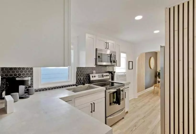 Moderntropic 2bd/1ba Near Beach W/ Fence Yard/deck