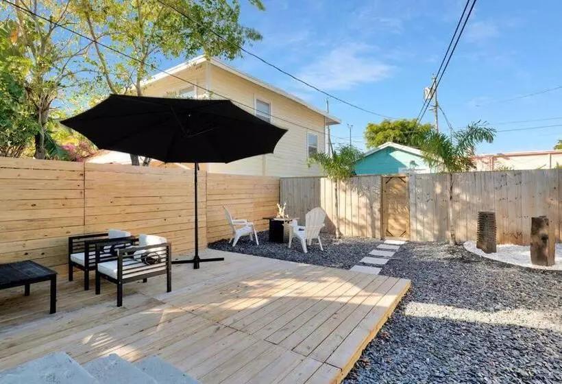 Moderntropic 2bd/1ba Near Beach W/ Fence Yard/deck