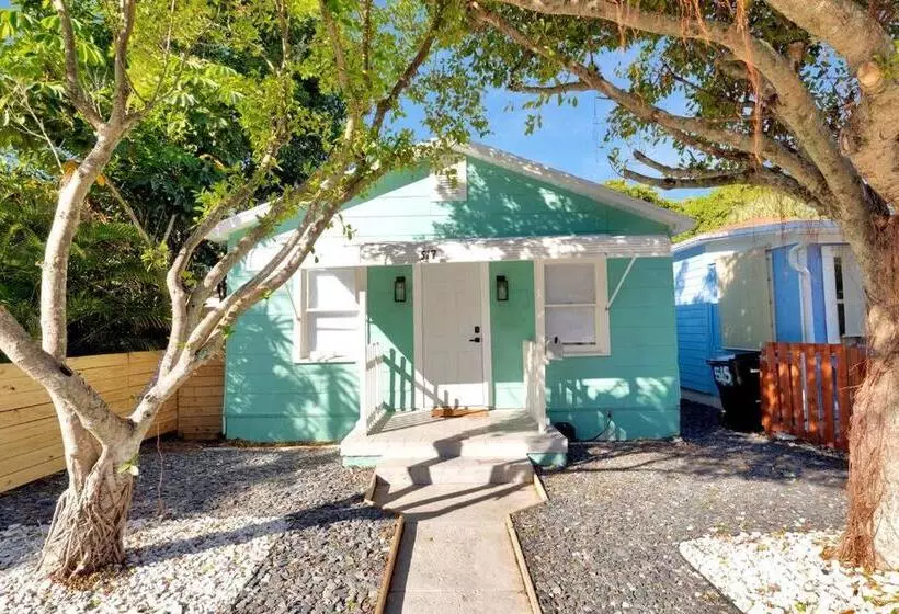 Moderntropic 2bd/1ba Near Beach W/ Fence Yard/deck