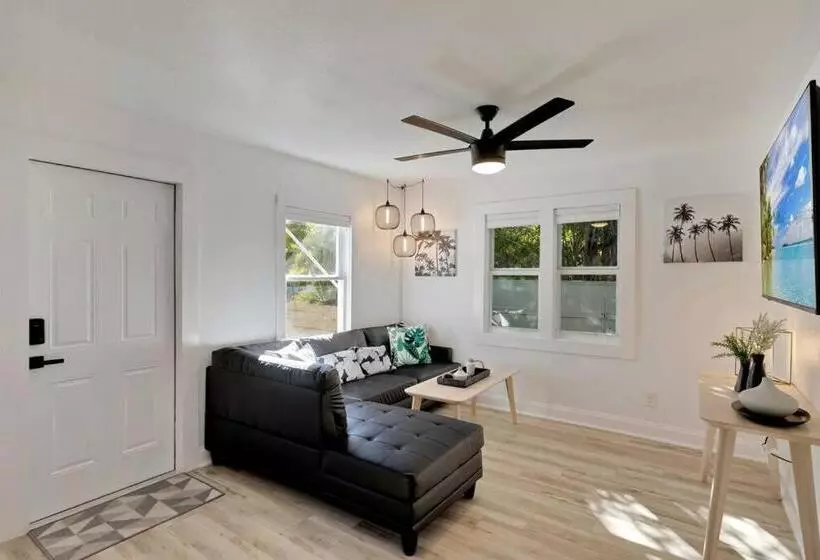 Moderntropic 2bd/1ba Near Beach W/ Fence Yard/deck