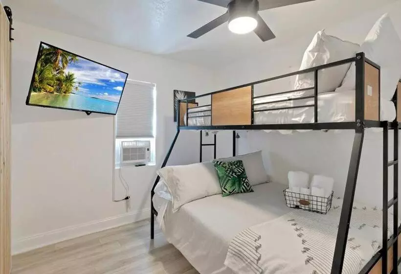 Moderntropic 2bd/1ba Near Beach W/ Fence Yard/deck