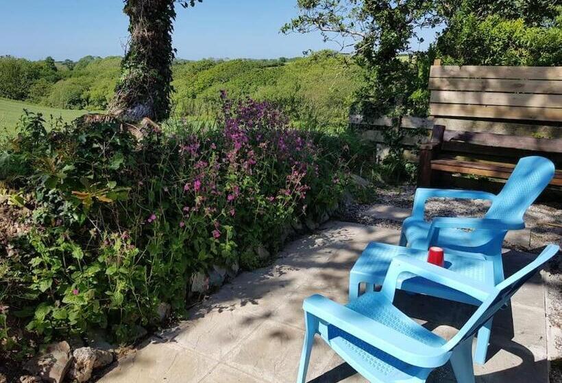The Old Potting Shed With Hot Tub. Colan, Newquay