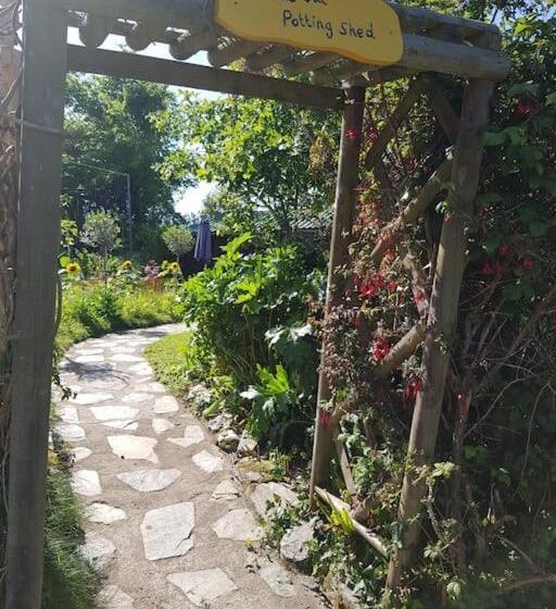 The Old Potting Shed With Hot Tub. Colan, Newquay