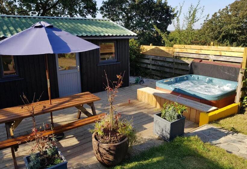 The Old Potting Shed With Hot Tub. Colan, Newquay