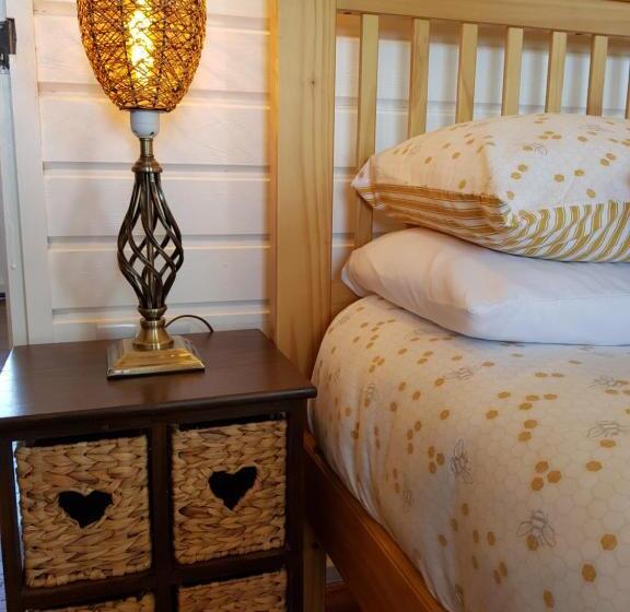 The Old Potting Shed With Hot Tub. Colan, Newquay