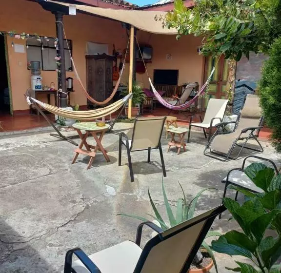 پانسیون Hostal Morenos Antigua