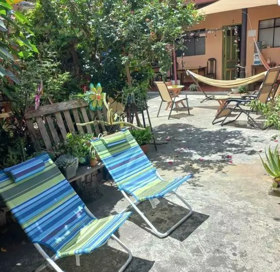 پانسیون Hostal Morenos Antigua