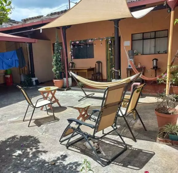 پانسیون Hostal Morenos Antigua