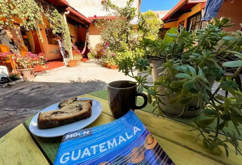 پانسیون Hostal Morenos Antigua