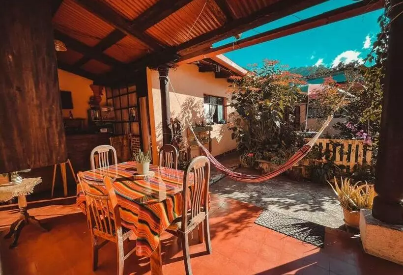 پانسیون Hostal Morenos Antigua