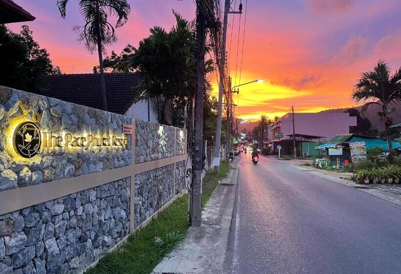 בית מלון כפרי The Pace Phuket Boutique Resort