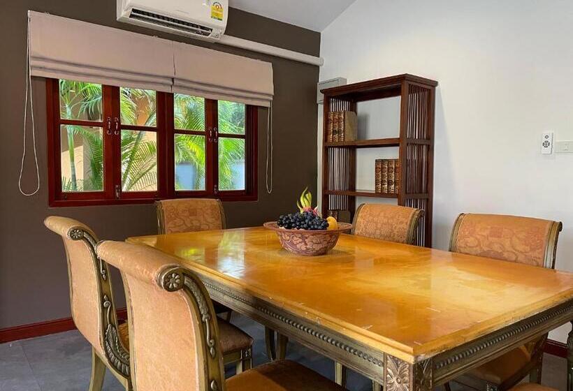 בית מלון כפרי The Pace Phuket Boutique Resort