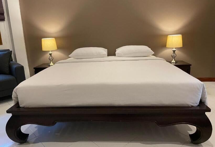 בית מלון כפרי The Pace Phuket Boutique Resort