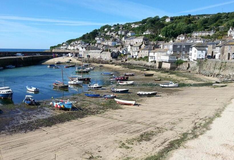 Modern 2 Bed Apt Centre Of Penzance, Lift Access