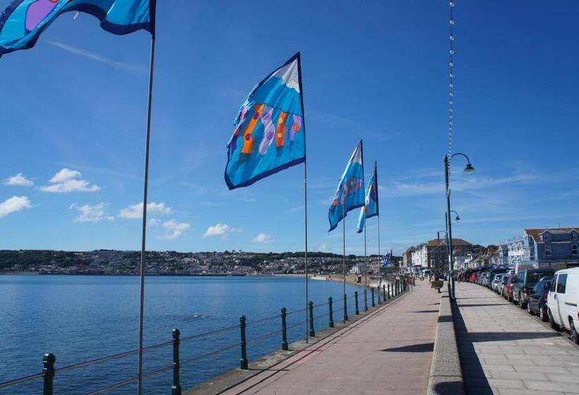 Modern 2 Bed Apt Centre Of Penzance, Lift Access