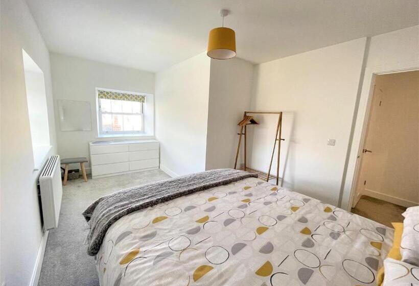 Modern 2 Bed Apt Centre Of Penzance, Lift Access