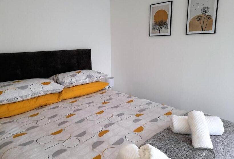 Modern 2 Bed Apt Centre Of Penzance, Lift Access