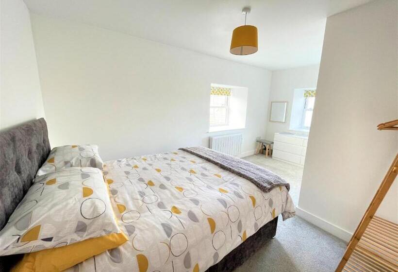 Modern 2 Bed Apt Centre Of Penzance, Lift Access