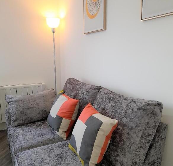 Modern 2 Bed Apt Centre Of Penzance, Lift Access