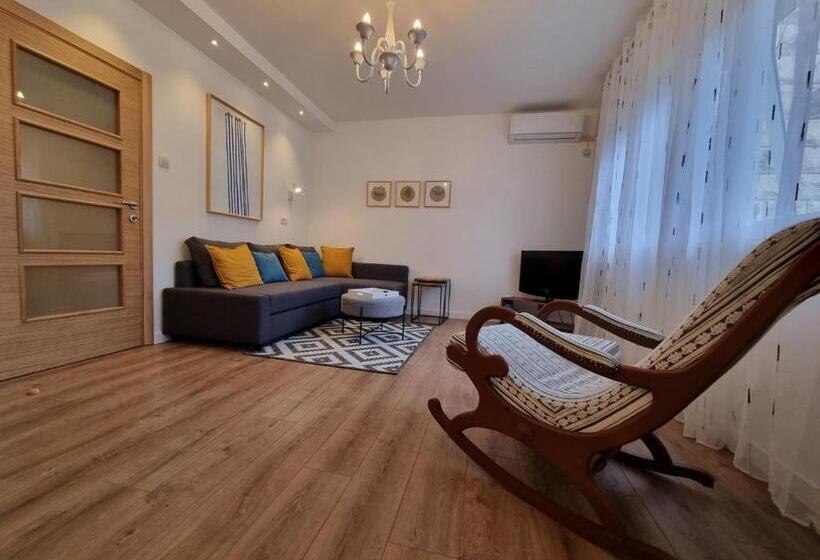 Golden Fields Apartment Near Old Town