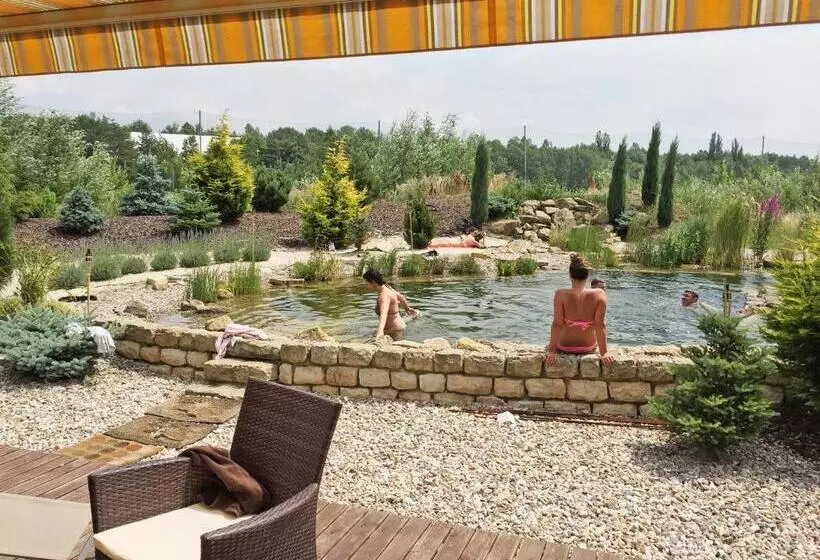 Hotelli Lake View Apartments Near Golf Resort Kunětická Hora, Dříteč