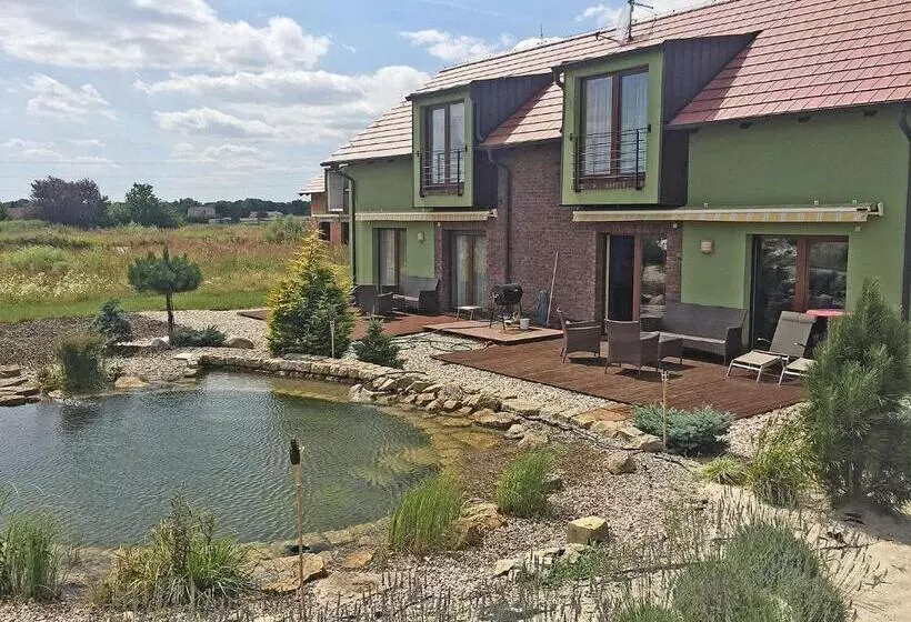 Hotelli Lake View Apartments Near Golf Resort Kunětická Hora, Dříteč